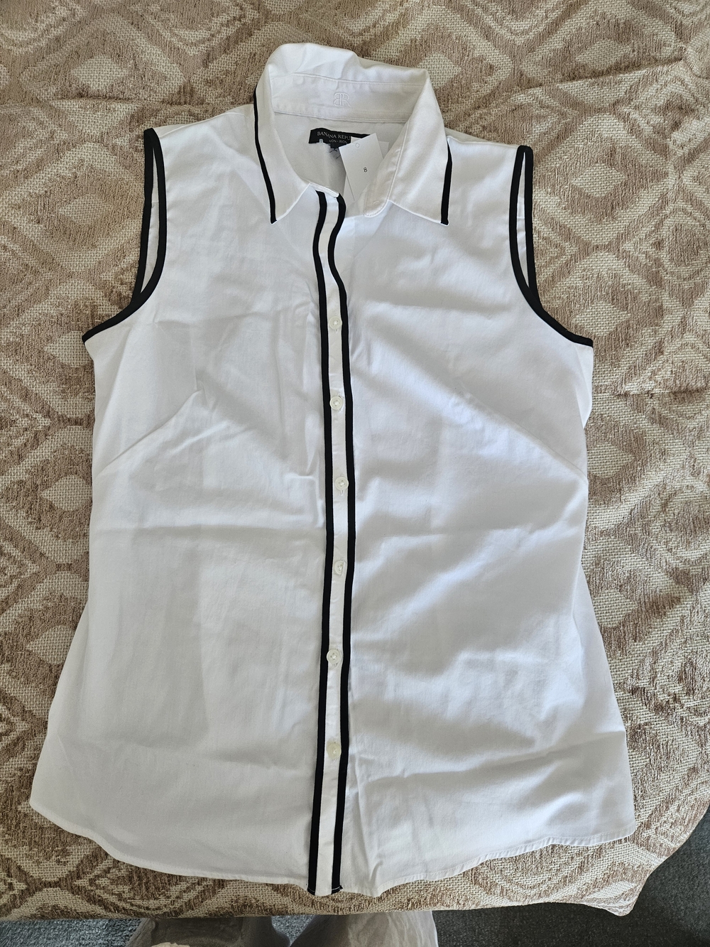 NWT BANANA REPUBLIC Sleeveless White Button-Down Collared Top with Black Trim